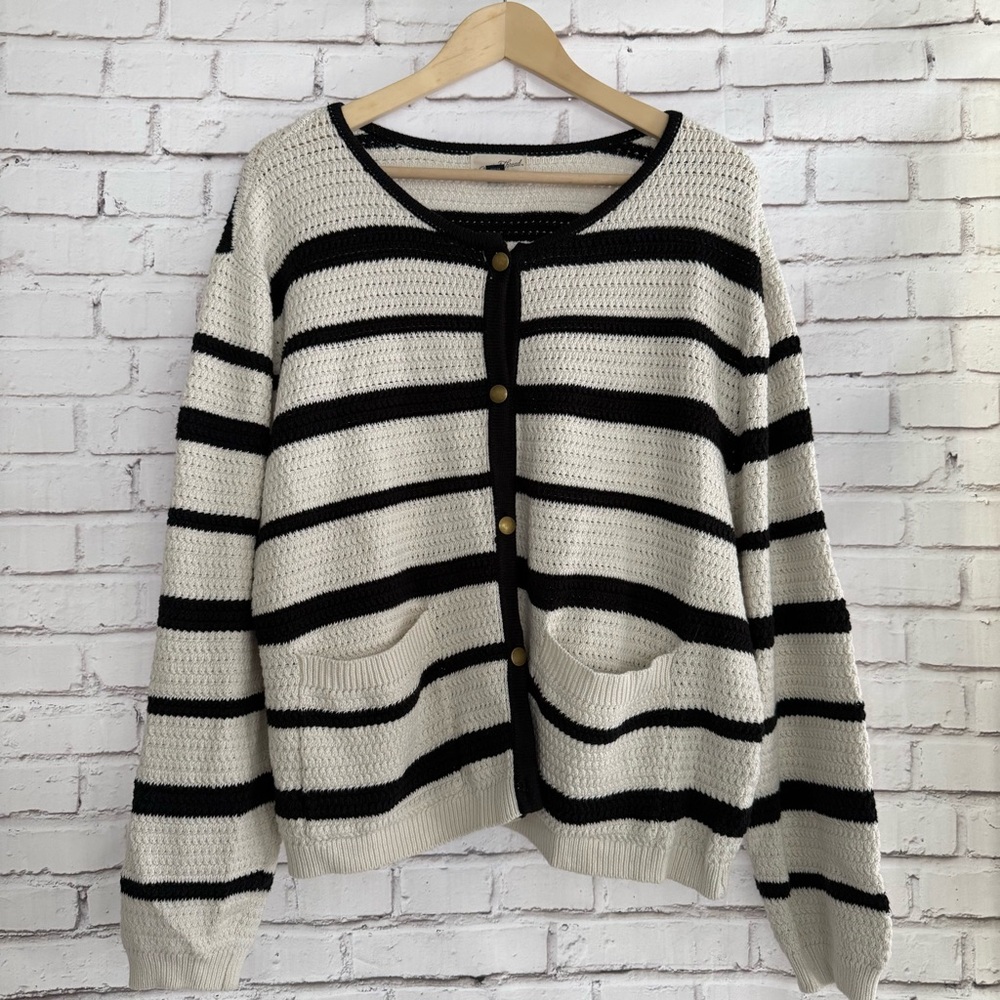 Universal‎ Thread Black and White Striped Cardigan